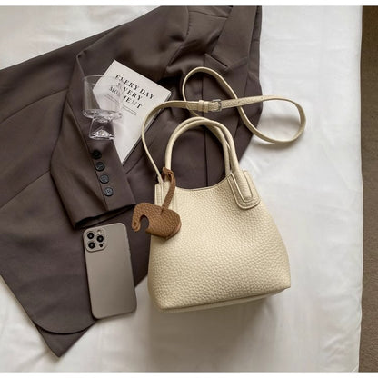 柔らかなバケツバッグライチ柄のショルダーバッグですSoft-faced bucket bag with lychee pattern, single-shoulder crossbody bag