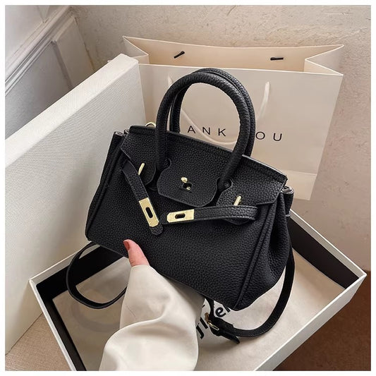 大人気のショルダーバッグですA super popular single-shoulder crossbody bag among Internet celebrities