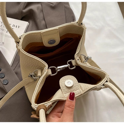 柔らかなバケツバッグライチ柄のショルダーバッグですSoft-faced bucket bag with lychee pattern, single-shoulder crossbody bag