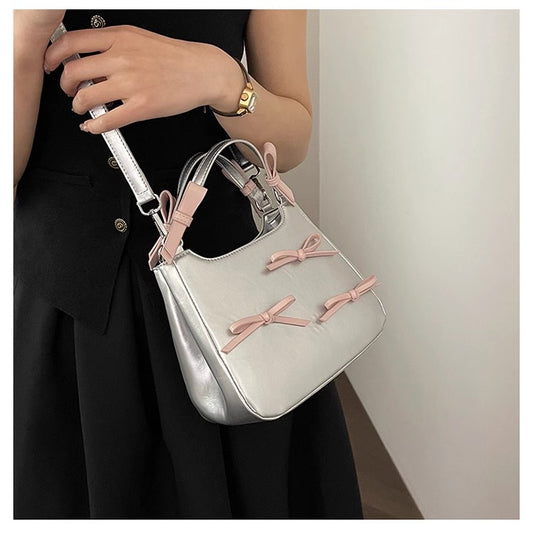 シルバーのバケツバッグを肩にかけたシンプルなカジュアルバッグですSingle-shoulder simple and casual hand-held silver bucket bag