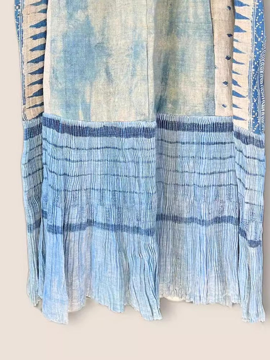 ノースリーブのベストと絞り染めのワンピースA sleeveless vest and a tie-dyed dress
