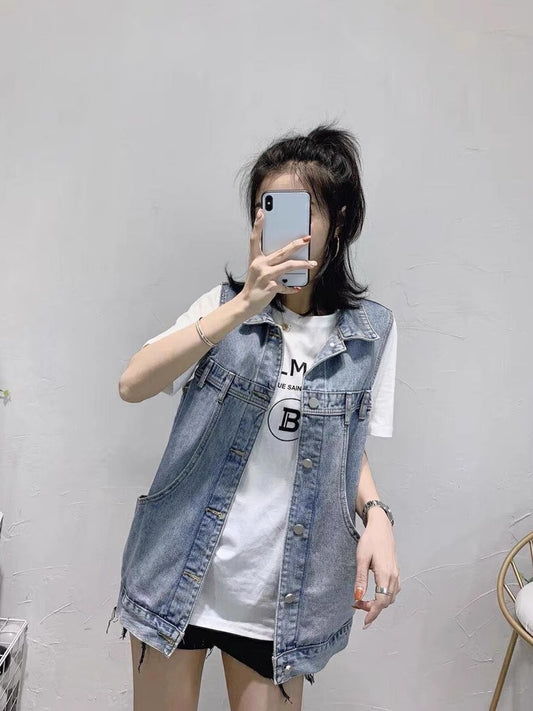 青いデニムのベストですA blue denim vest.