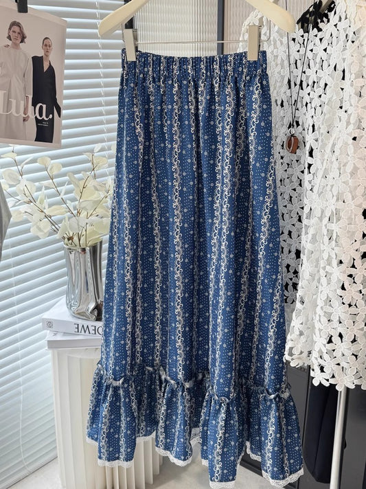 青と白のストライプのレースのハーフスカートですBlue and white striped lace-trimmed skirt