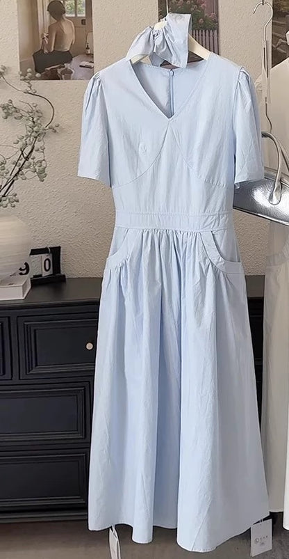 花びら袖のティータイムワンピースですA tea time dress with petal sleeves.