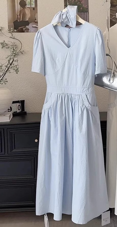 花びら袖のティータイムワンピースですA tea time dress with petal sleeves.