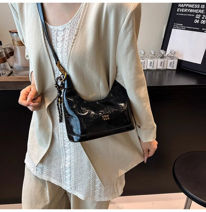 斜め掛けのバッグを手にしていますA niche small handbag carried diagonally across the body