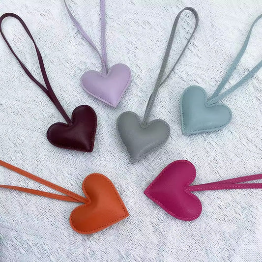 革のハートバッグのストラップですLeather heart-shaped bag pendant