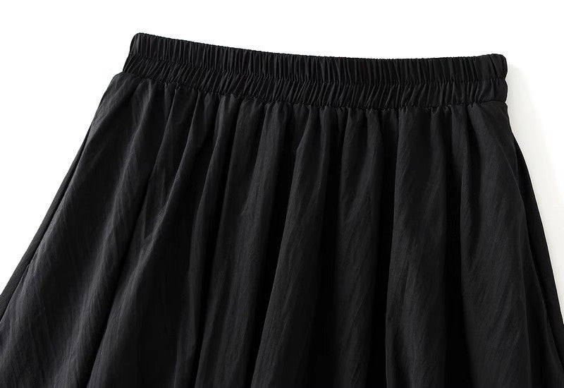 黒いつぼみのスカートですIt's a black bud skirt.
