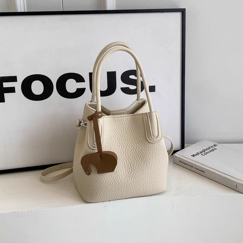 柔らかなバケツバッグライチ柄のショルダーバッグですSoft-faced bucket bag with lychee pattern, single-shoulder crossbody bag