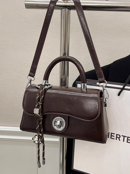 おしゃれなショルダーバッグにもぴったりですVersatile crossbody bag and fashionable handbag
