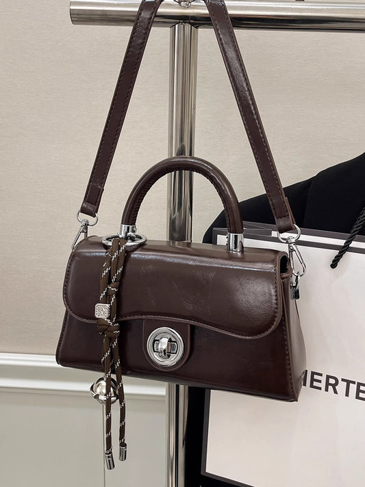 おしゃれなショルダーバッグにもぴったりですVersatile crossbody bag and fashionable handbag