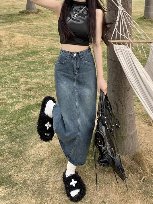 スリット入りデニムのハーフスカートですA slitted denim skirt.