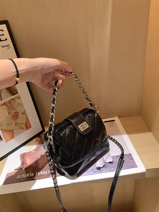 高級感のある軽やかなラメ刺繡のシェルバッグですA high-end, light luxury diamond-shaped embroidered thread shell bag