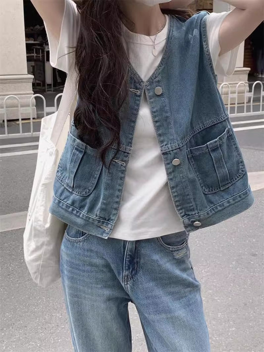 レトロなゆったりデニムのベストですIt's a retro loose denim vest.