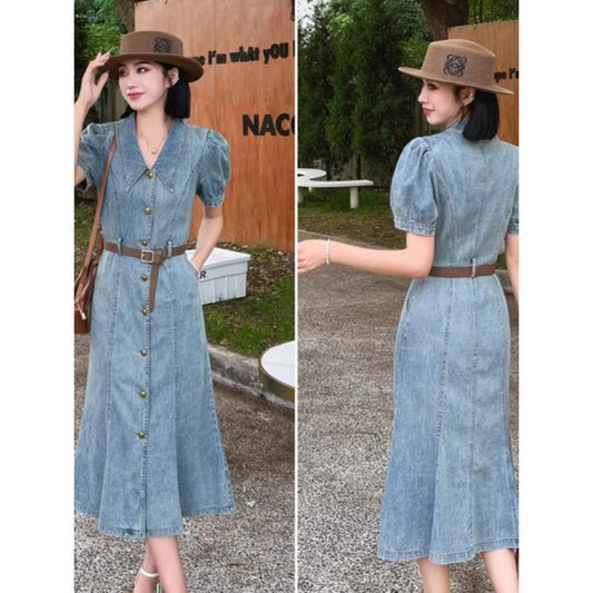 半袖のデニムワンピースですA short sleeve denim dress.