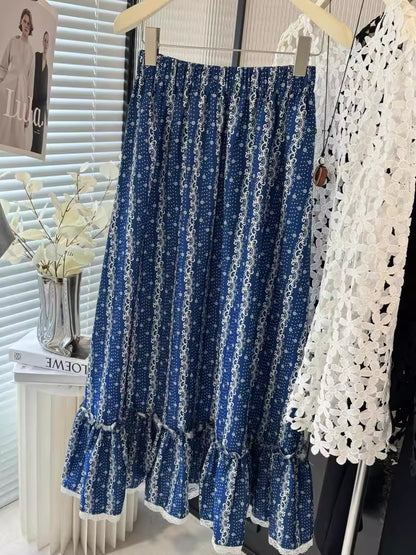 青と白のストライプのレースのハーフスカートですBlue and white striped lace-trimmed skirt