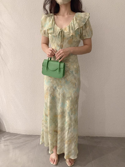ウエストに花柄をあしらったワンピースですA cinched waist floral print dress
