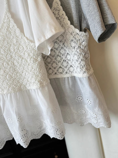 レースサスペンダー+TシャツのツーピースですTwo pieces of lace suspenders and a tshirt.