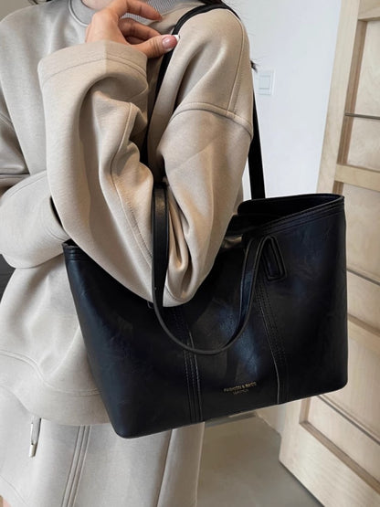 春夏シンプルに使えるワンショルダーの高級感トートバッグですA simple and versatile single-shoulder high-end tote bag for spring and summer