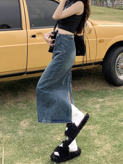 スリット入りデニムのハーフスカートですA slitted denim skirt.