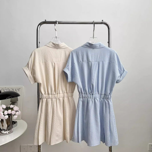 ストライプのブラウスワンピースですA striped blouse dress.