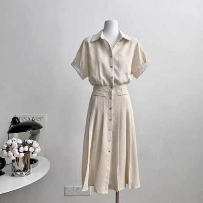 ストライプのブラウスワンピースですA striped blouse dress.