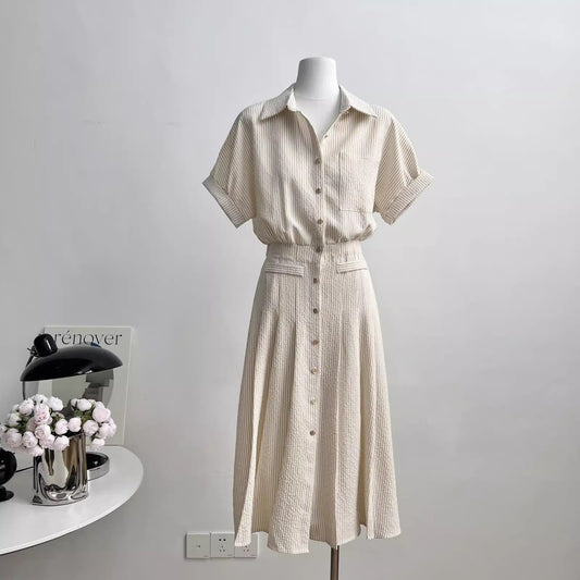 ストライプのブラウスワンピースですA striped blouse dress.