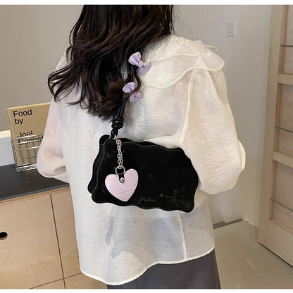 春夏はプチデザインのワンショルダーバッグを愛用していますA versatile and unique single-shoulder hand-held small square bag for spring and summer