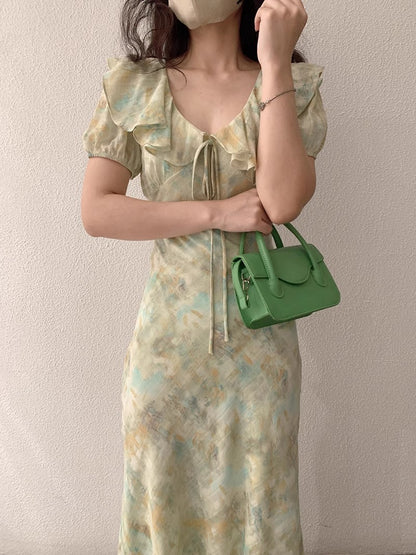 ウエストに花柄をあしらったワンピースですA cinched waist floral print dress