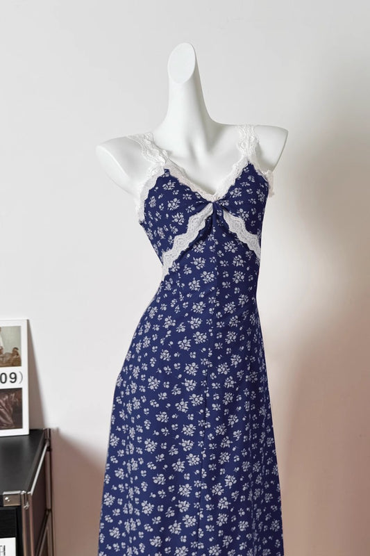紺色の花柄のワンピースですNavy blue floral dress