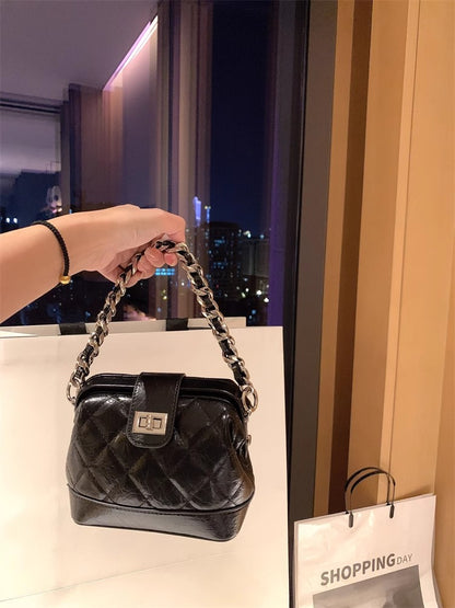 高級感のある軽やかなラメ刺繡のシェルバッグですA high-end, light luxury diamond-shaped embroidered thread shell bag