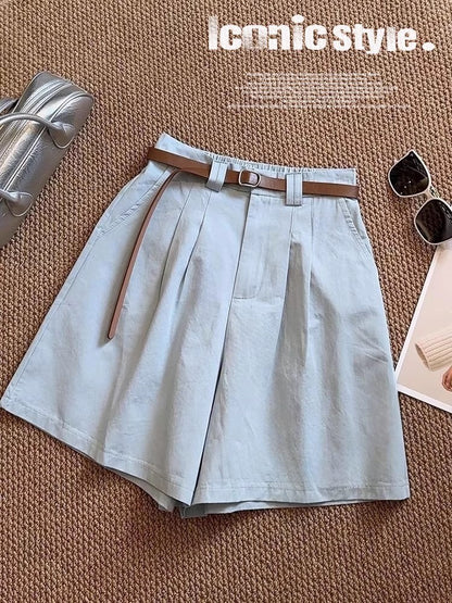 おしゃれなハイウエストパンツですFashionable high-waisted shorts