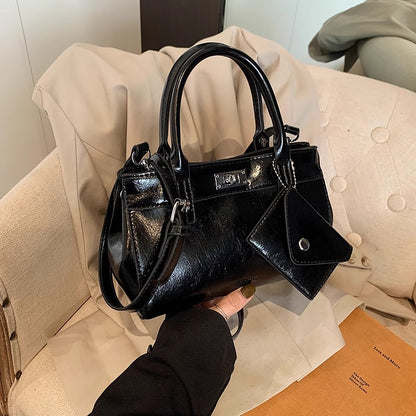 小さなトートバッグを手にしていますCarry a small tote bag