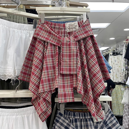 チェックのハーフスカートA woman in a plaid skirt
