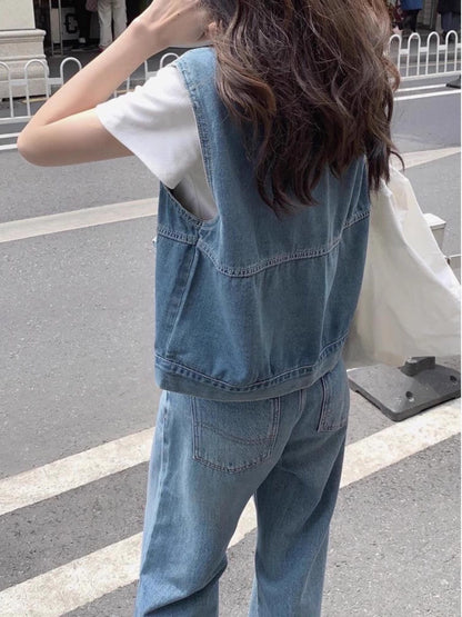 レトロなゆったりデニムのベストですIt's a retro loose denim vest.