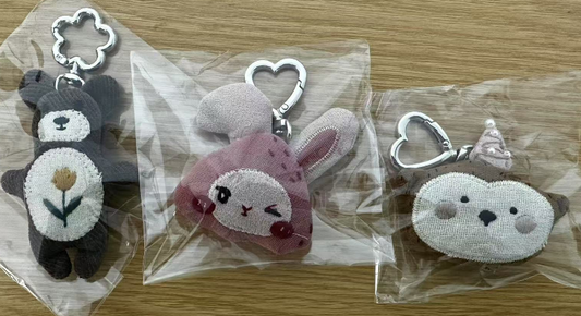 花柄のクマ、ピンクのウサギ、帽子のお猿さんですFlower bear, pink folded ear rabbit, hat monkey